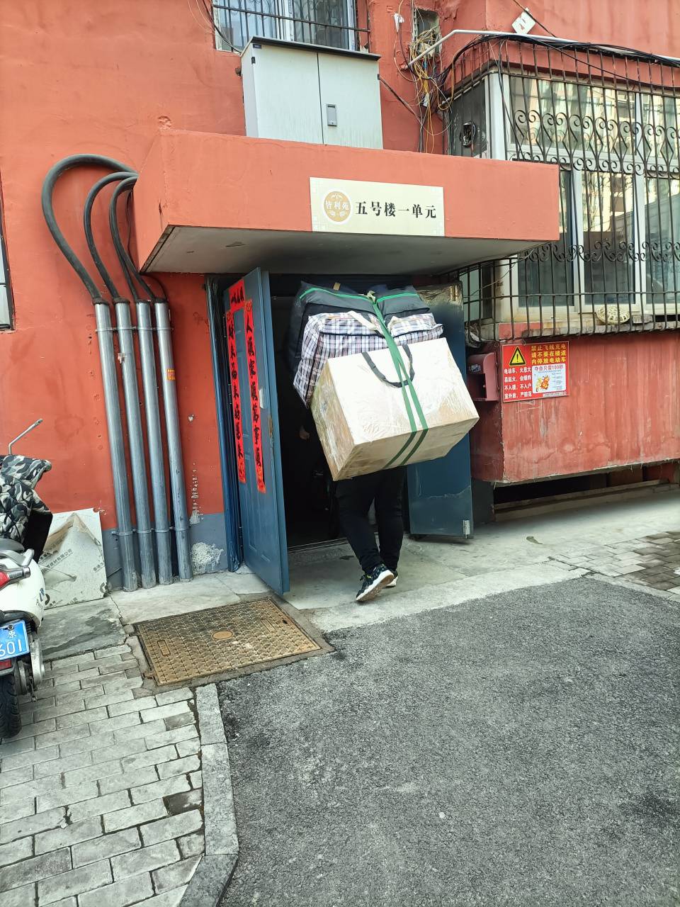 深圳市乔安居搬家服务有限公司团队与车辆