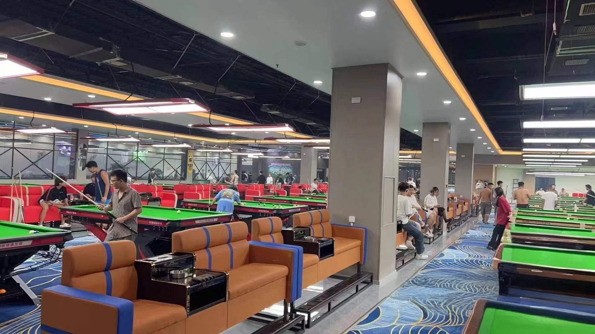 成都威迪斯家具有限公司卡座沙发实拍