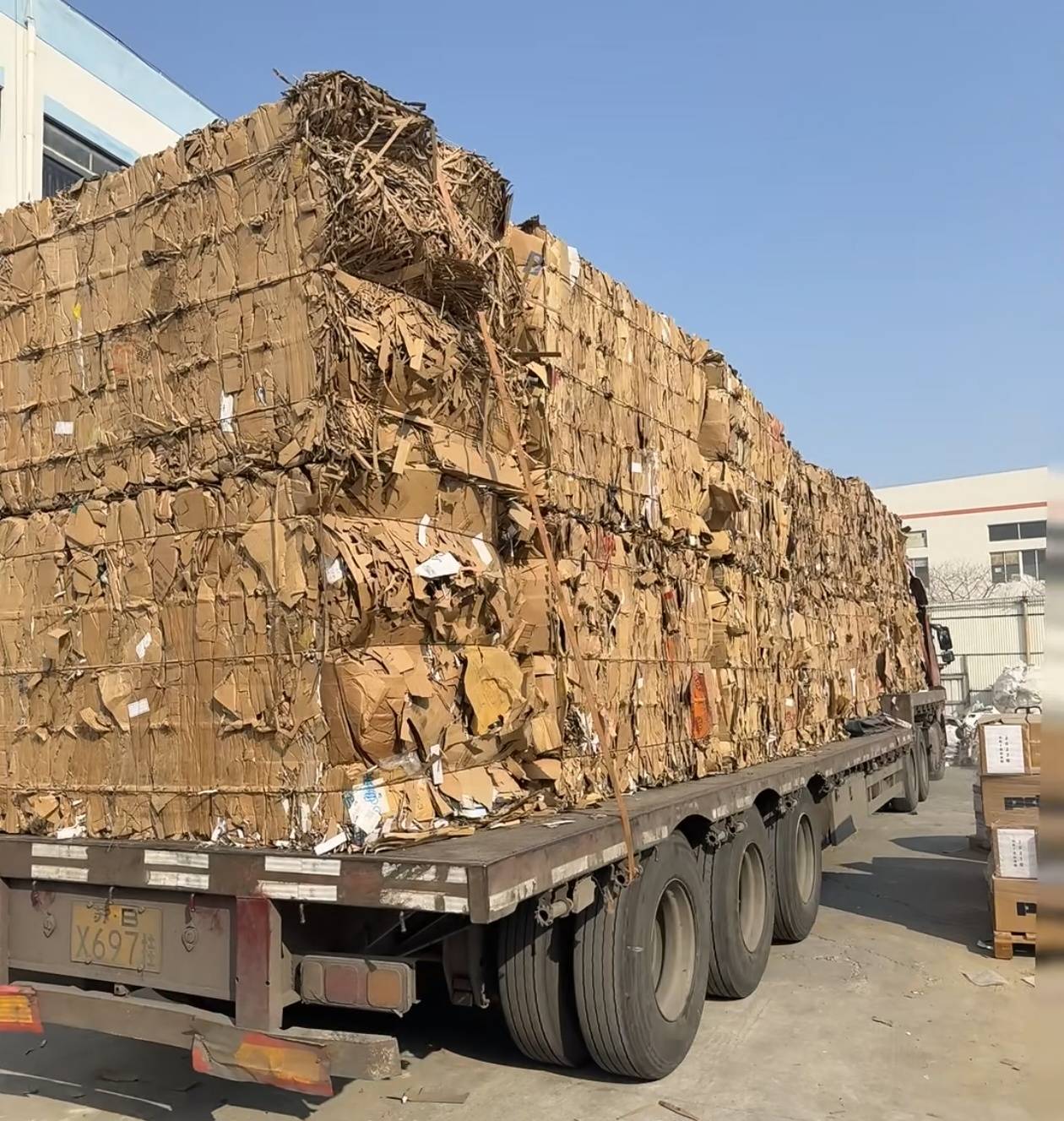 鸿源富鑫废纸回收基地作业现场