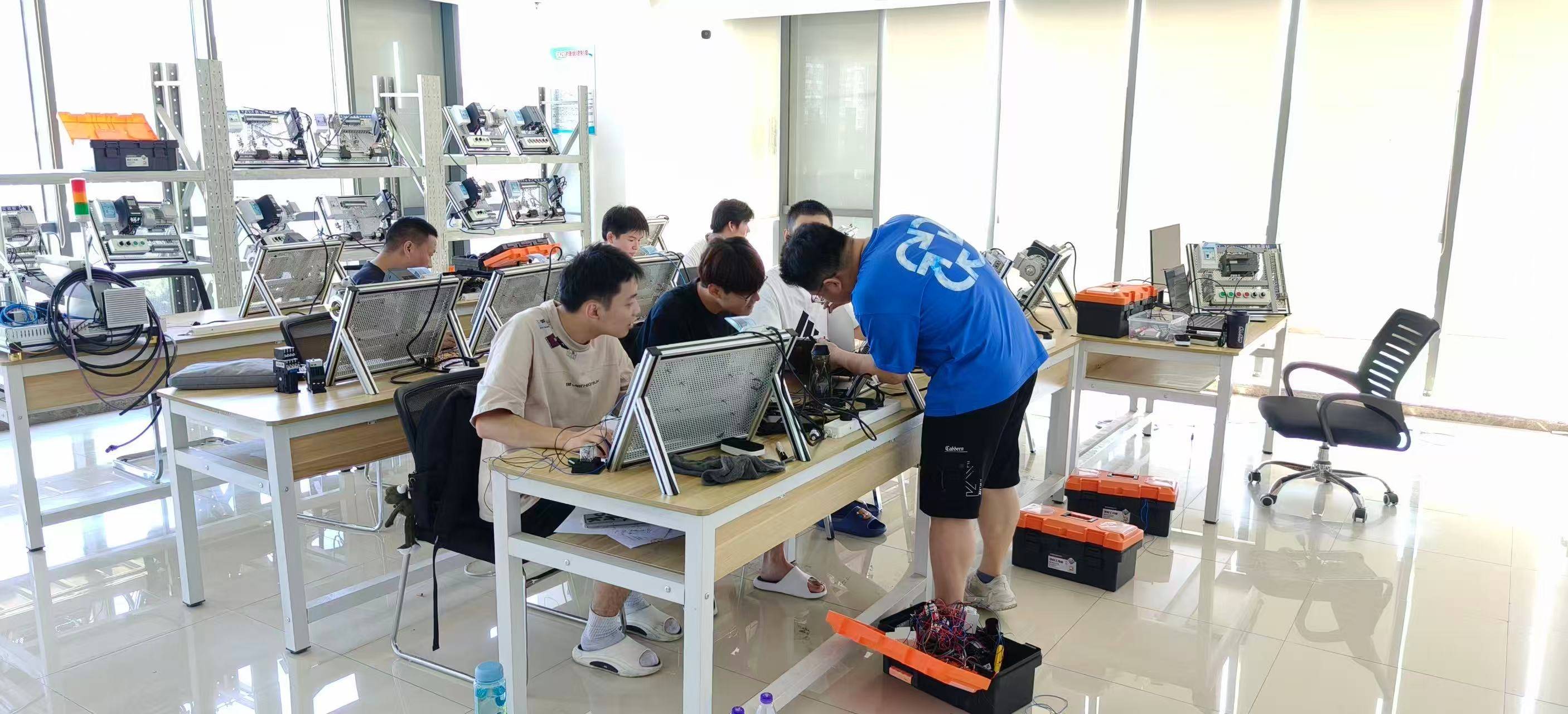 成都科技职业培训学校教学环境